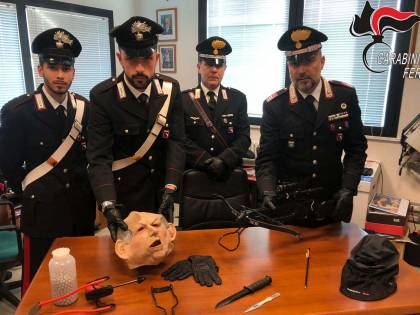 Con maschera Bertinotti lancia frecce al vicino: arrestato per stalking